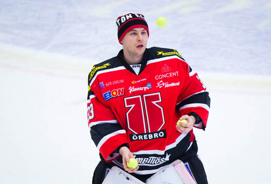 Örebros målvakt Julius Hudacek spexar