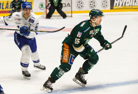 Leksands Oskar Lang jagar Färjestads Ole-Kristian Tollefsen