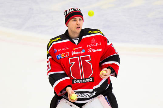 Örebros målvakt Julius Hudacek spexar