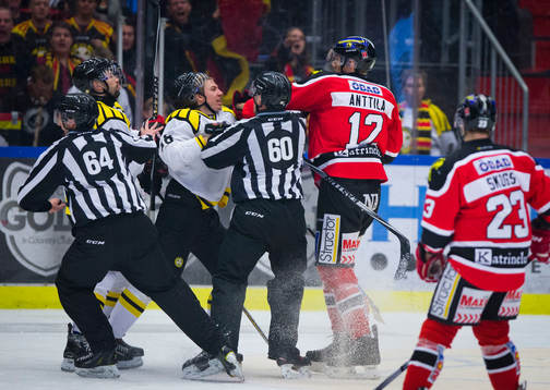 Örebros Marko Anttila och Brynäs Anton Rödin bråkar