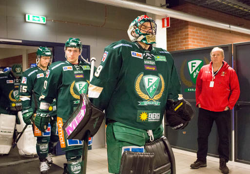 Färjestads målvakt Justin Pogge på väg ut på isen