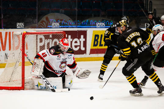 Malmö Redhawks målvakt Pontus Sjögren försvarar sig mot