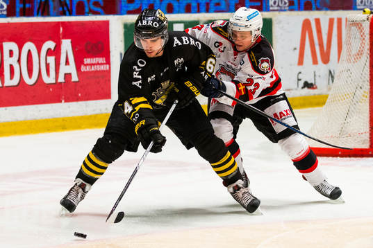 s Ryan McKiernan i kamp om pucken med Malmö Redhawks