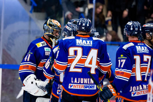 Växjös spelare tackar målvakt Cristopher Nihlstorp