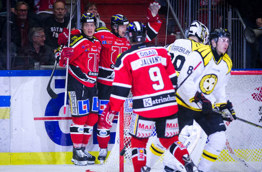 Örebros Kalle Olsson gör 1-0 och jublar med Örebros