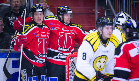 Örebros Kalle Olsson gör 1-0 och jublar med Ville