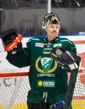 Färjestads målvakt Justin Pogge med mask i pannan