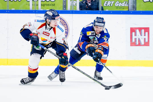 Djurgårdens Alexander Falk jagas av Växjös Jeff