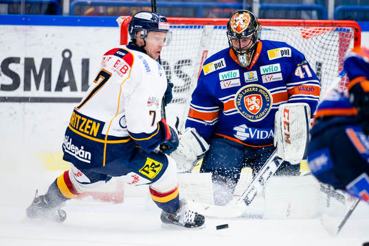 Djurgårdens Sebastian Lauritzen oroar framför Växjös