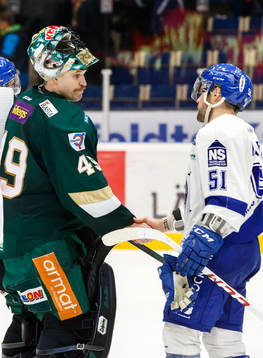 Färjestads målvakt Justin Pogge tackar Kevin Kapstad
