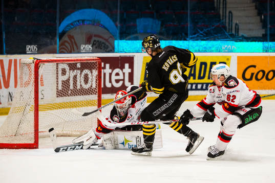 s Robin Kovacs gör 1-0 för AIK bakom Malmö Redhawks