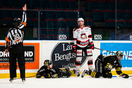 Malmö Redhawks Magnus Häggström blir utvisad av domare