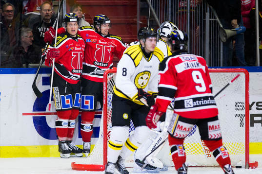 Örebros Kalle Olsson jublar ihop med Mikko Lehtonen