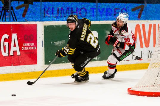 s Johan Andersson håller undan för Malmö Redhawks