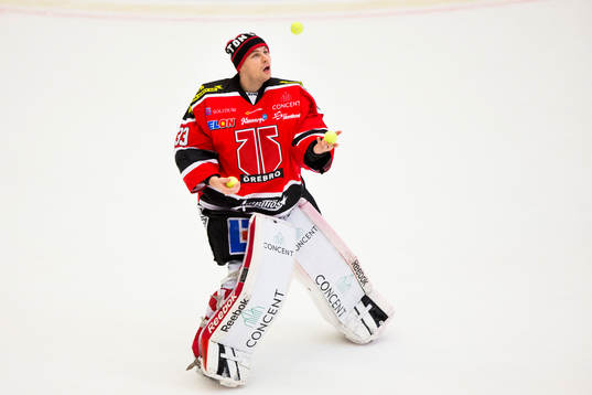 Örebros målvakt Julius Hudacek spexar