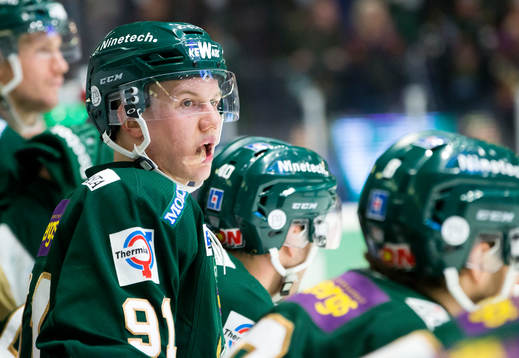 Färjestads Toni Rajala följer spelet från båset