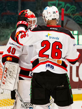 Malmö Redhawks Yanick Lehoux gratulerar målvakt Pontus