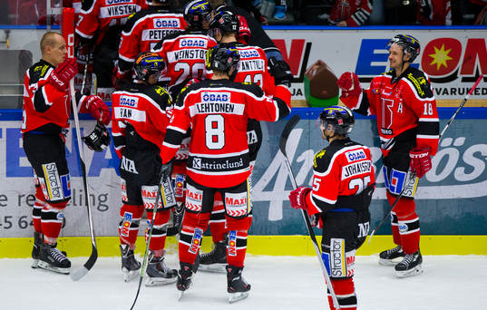 Örebros Mikko Lehtonen jublar med Jared Aulin