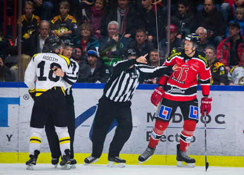 Örebros Marko Anttila och Brynäs Anton Rödin bråkar
