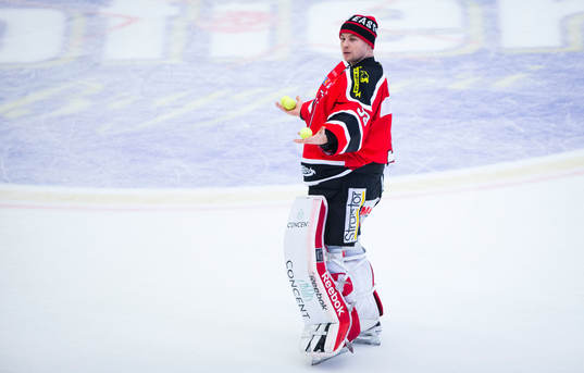 Örebros målvakt Julius Hudacek spexar