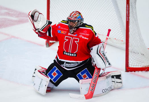 Örebros målvakt Julius Hudacek räddar ett skott