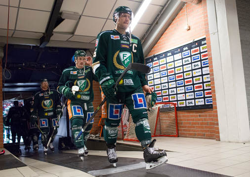 Färjestads Ole-Kristian Tollefsen på väg in mot