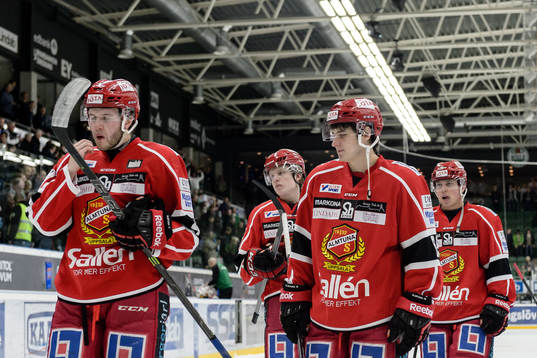 Almtunas spelare lämnar isen och deppar
