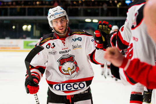 Malmö Redhawks Tony Romano gratuleras av sina lagkamrater