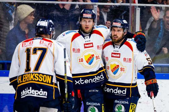 Djurgårdens Michael Holmqvist firas av Mikael Ahlén och