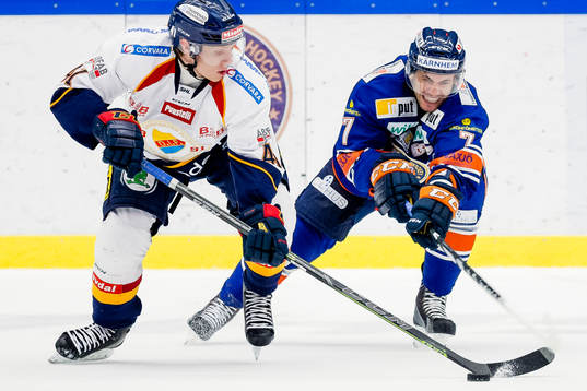Djurgårdens Alexander Falk jagas av Växjös Jeff