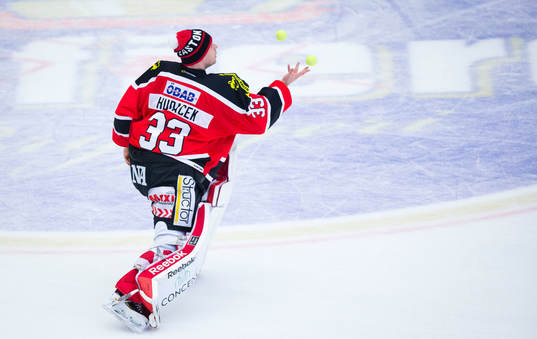 Örebros målvakt Julius Hudacek spexar