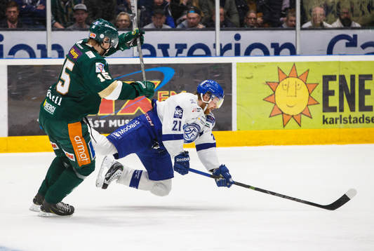 Färjestads Victor Ejdsell ser på när Leksands Mattias