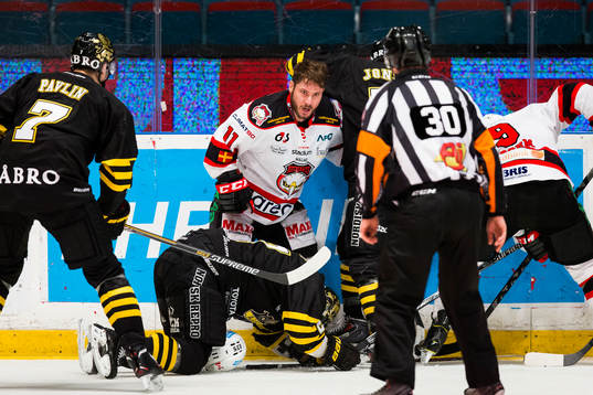 Malmö Redhawks Joey Tenute blir av med hjälmen framför