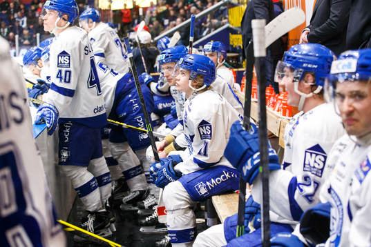Leksands Oskar Lang och de andra spelarna deppar i båset