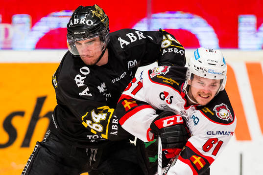 s Ryan McKiernan i en närkamp med Malmö Redhawks Nicklas