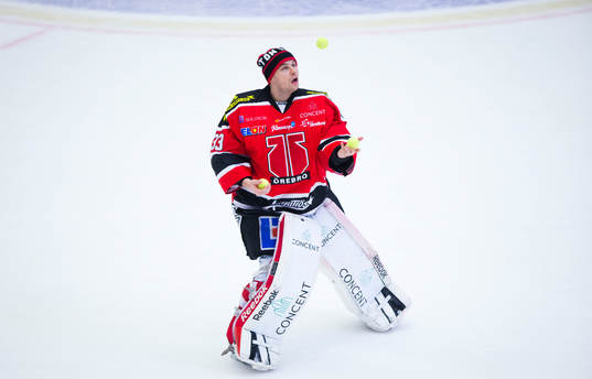 Örebros målvakt Julius Hudacek spexar