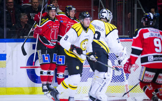 Örebros Kalle Olsson gör 1-0 och jublar med Örebros