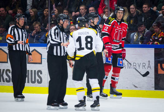 Örebros Marko Anttila och Brynäs Anton Rödin bråkar