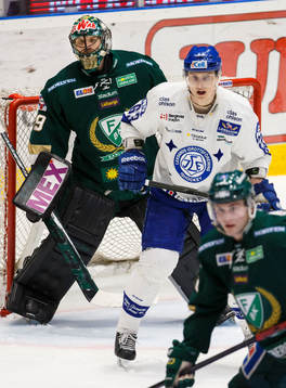 Färjestads målvakt Justin Pogge bakom Leksands Fredrik
