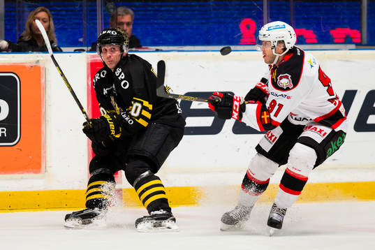 s Conny Strömberg slår iväg pucken framför ögonen på