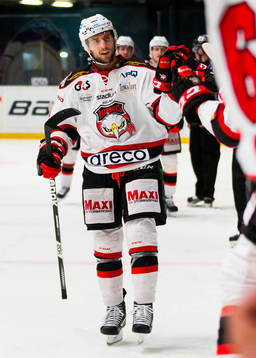Malmö Redhawks Tony Romano gratuleras av sina lagkamrater