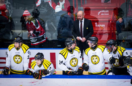 Brynäs tränare Tommy Jonsson deppar och ser arg ut