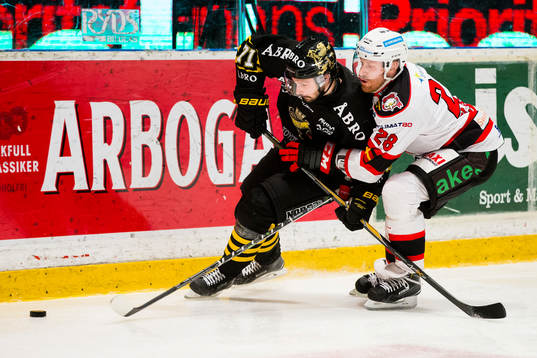 s Daniel Olsson Trkulja i kamp om pucken med Malmö