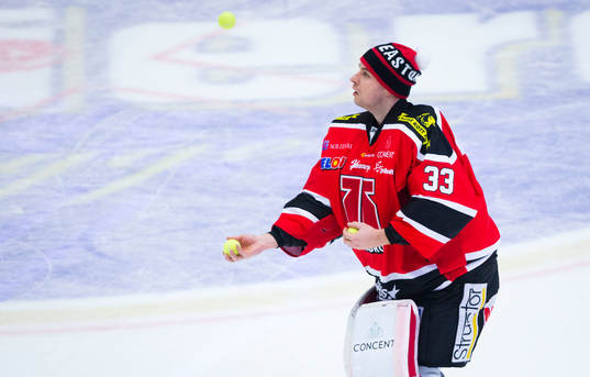 Örebros målvakt Julius Hudacek spexar