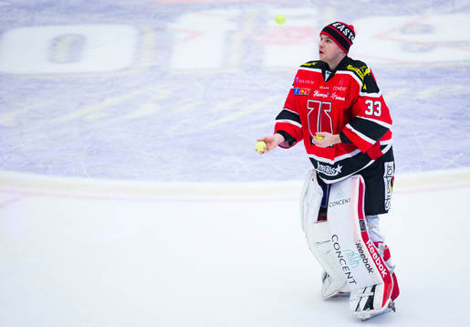 Örebros målvakt Julius Hudacek spexar