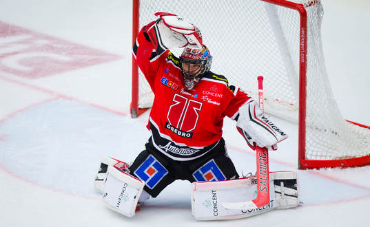 Örebros målvakt Julius Hudacek räddar ett skott