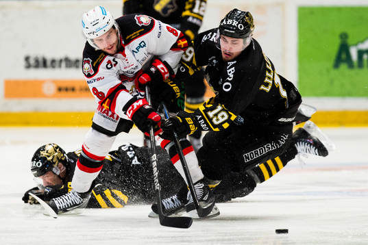 s David Lillieström Karlsson i kamp om pucken