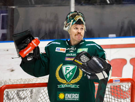 Färjestads målvakt Justin Pogge med mask i pannan