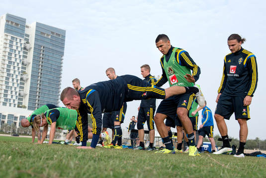 Sveriges Nabil Bahoui, målvakt Robin Olsen och Erik