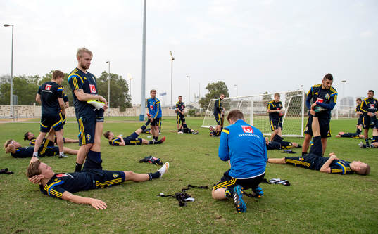 Sveriges Johan Larsson och de andra spelarna stretchar